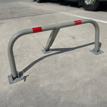 Barrière de parking en acier, rabattable: serrures à cylindre identiques