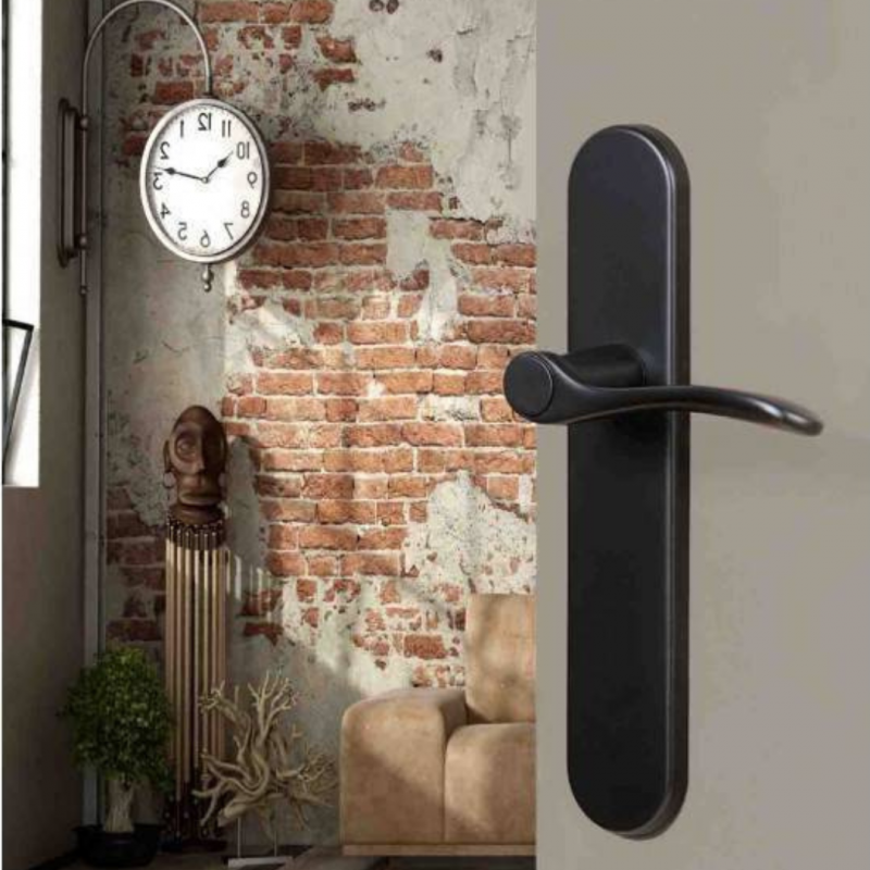 Poignée de porte Easy K sur plaque noire sans perçage. Gamme Ersa.